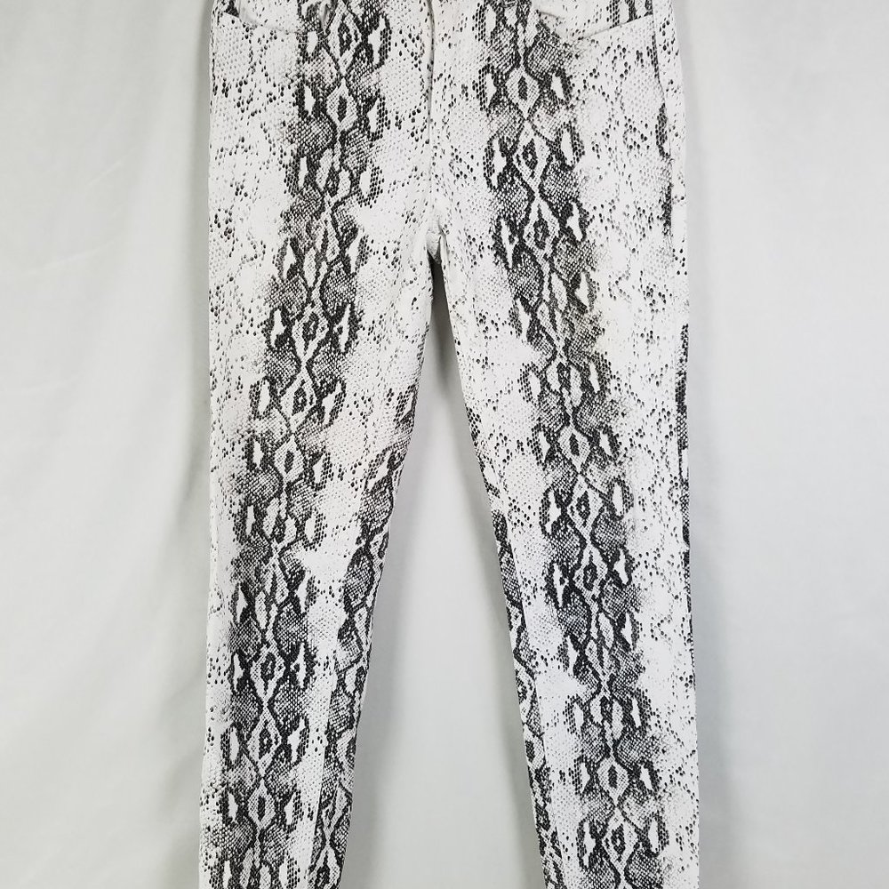 Just Fab Jeans Womens Size 26 Mid Rise Snakeskin Print Skinny Leg White Denim